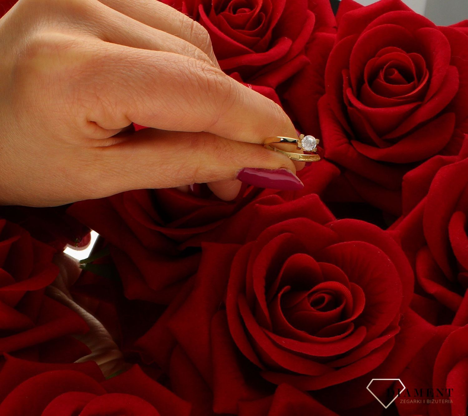 Złoty pierścionek 585 z wystającą cyrkonią zaręczynowy PI 5078.  Złoty pierścionek prosty ozdobiony wystającą cyrkonią. Piękny pierścionek wykonany z wysokiej jakości złota próby 585. Ponadczasowy wzór , pierścionek na preze (4).jpg